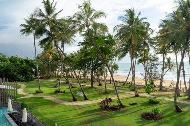 Güzel tropikal plaj, okyanus ve palmiye ağaçları otelden manzaralı tatil konsepti