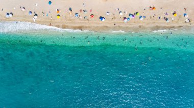 Güneşlenen, yüzen, rahatlatan, tatil konsepti, Antalya Konyaalti plajı, Türkiye