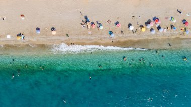 Güneşlenen, yüzen, rahatlatan, tatil konsepti, Antalya Konyaalti plajı, Türkiye