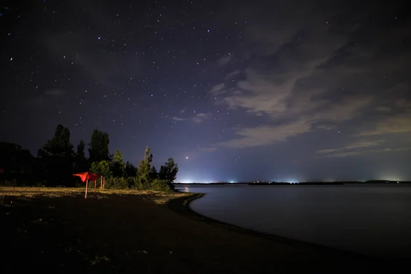 Hvězdné Nebe Jezeře Noční Krajina Obloha Mraky Kyrgyzstán — Stock fotografie
