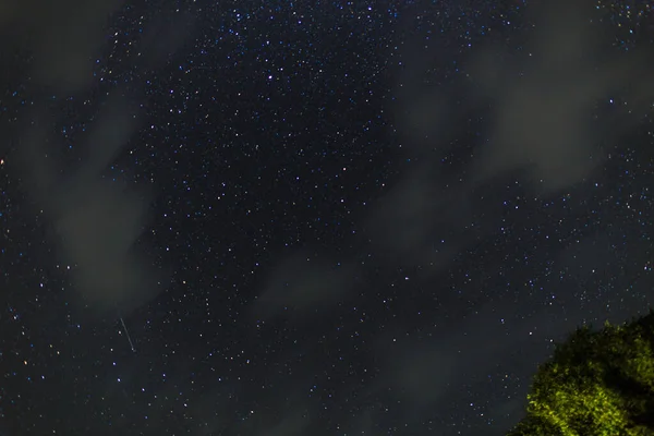 Csillagos Tavon Éjszakai Táj Égbolt Felhőkkel — Stock Fotó