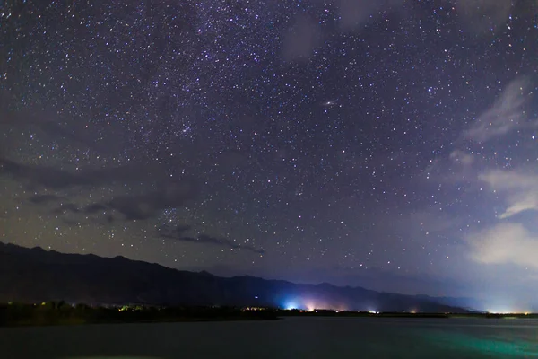 Hvězdné Nebe Jezeře Noční Krajina Obloha Mraky Kyrgyzstán — Stock fotografie