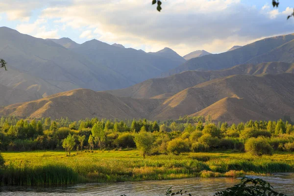 Озеро Горах Прекрасна Природа Віддзеркалення Хмар Гір Блакитній Воді Киргизстан — стокове фото