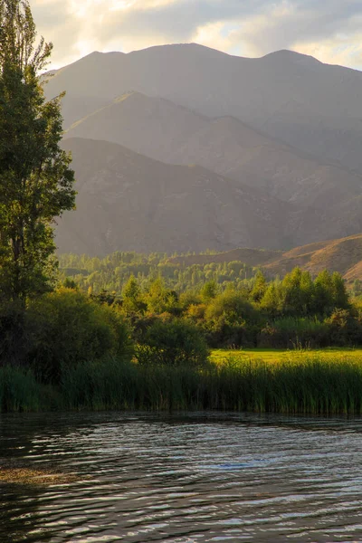 山の中の湖 青い水の中に美しい自然 雲や山の反射 キルギス — ストック写真