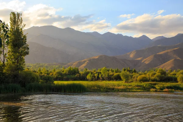 Озеро Горах Прекрасна Природа Віддзеркалення Хмар Гір Блакитній Воді Киргизстан — стокове фото