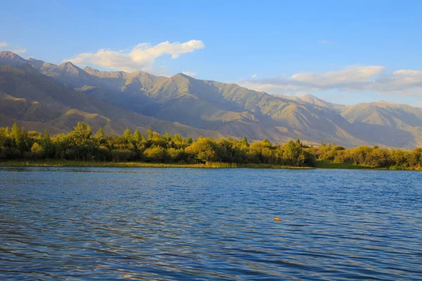 Jezioro Górach Piękna Przyroda Odbicie Chmur Gór Błękitnej Wodzie Kirgistan — Zdjęcie stockowe
