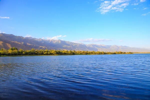 Jezero Horách Krásná Příroda Odraz Mraků Hor Modré Vodě Kyrgyzstán — Stock fotografie