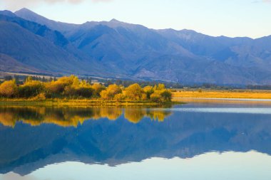 Dağlardaki göl. Güzel doğa, bulutların ve dağların mavi sulardaki yansıması. Kırgızistan