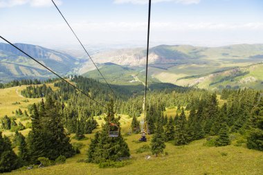 Dağlarda yüksek yaz dağları manzarası. Noel ağaçlarının uzun ağaçları