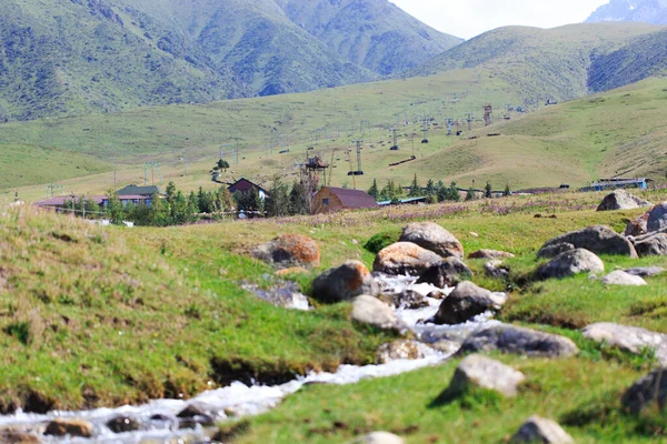 Górski Strumień Tle Domów Wiejskich Letni Krajobraz Górski Kirgistan — Zdjęcie stockowe