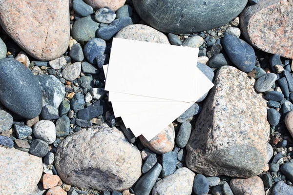 Leere Visitenkarten Attrappe Auf Einem Hintergrund Aus Steinen Blanko Weiße — Stockfoto