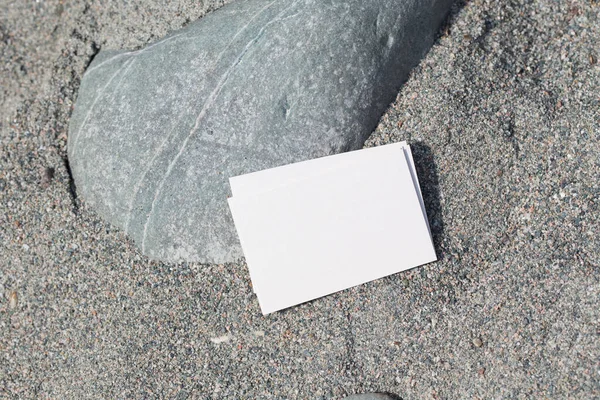 Blanco Visitekaartje Model Een Achtergrond Van Stenen Blanco Wit Visitekaartje — Stockfoto