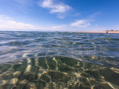 Saf suyun arka planı. Skyline Deniz Burnu