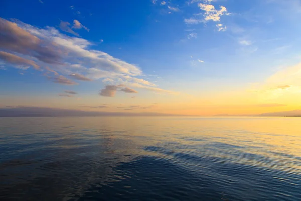 Belo Pôr Sol Nublado Sobre Mar Montanhas Céu Brilhante Nos — Fotografia de Stock