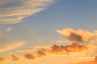 Pembe vanilya cenneti. Yumuşak kümülüs bulutlu parlak mavi gökyüzü. doğal arkaplan