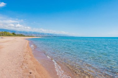 Dağ gölü, temiz şeffaf su. Kıyı şeridi. Kırgızistan, Issyk-Kul Gölü doğal arka plan