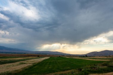 Gök gürültülü bulutlar. Gökyüzünde bulutlar, kasvetli gökyüzü. doğal arkaplan