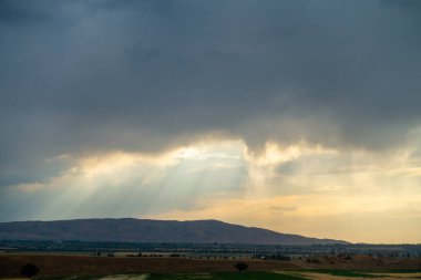 Gök gürültülü bulutlar. Gökyüzünde bulutlar, kasvetli gökyüzü. doğal arkaplan