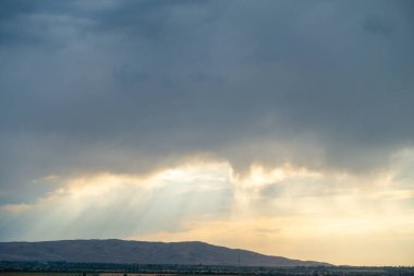 Gök gürültülü bulutlar. Gökyüzünde bulutlar, kasvetli gökyüzü. doğal arkaplan
