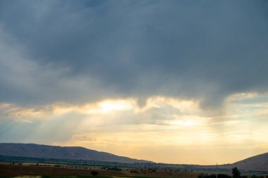 Gök gürültülü bulutlar. Gökyüzünde bulutlar, kasvetli gökyüzü. doğal arkaplan