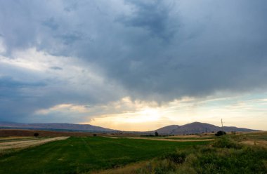 Güzel dağ manzarası. Altın manzara. Yaz sonu ve sonbahar başı şehir dışında..