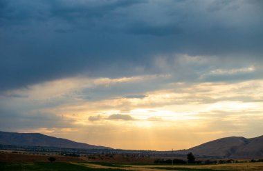 Güzel dağ manzarası. Altın manzara. Yaz sonu ve sonbahar başı şehir dışında..