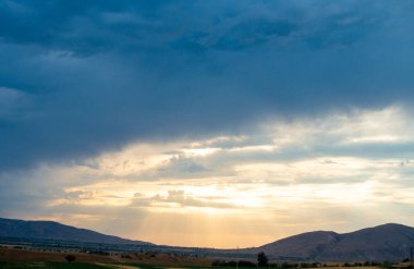 Gök gürültülü bulutlar. Gökyüzünde bulutlar, kasvetli gökyüzü. doğal arkaplan