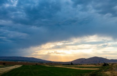 Güzel dağ manzarası. Altın manzara. Yaz sonu ve sonbahar başı şehir dışında..