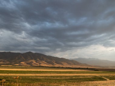 Gök gürültülü bulutlar. Gökyüzünde bulutlar, kasvetli gökyüzü. doğal arkaplan