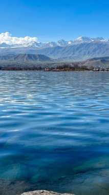 Gölde güneşli bir yaz günü. Kırgızistan, Issyk-Kul Gölü