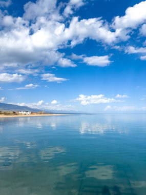 Gölde güneşli bir yaz günü. Kırgızistan, Issyk-Kul Gölü