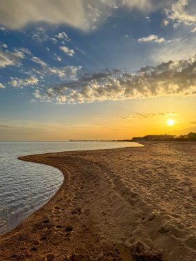 Gölde güzel bir gün batımı. Dağlar ve su. Kırgızistan