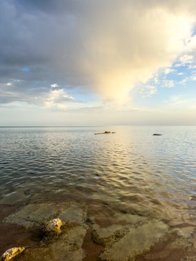Gölde güneşli bir yaz günü. Kırgızistan, Issyk-Kul Gölü