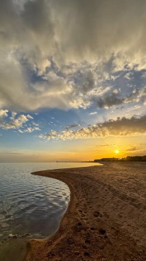 Gölde güzel bir gün batımı. Dağlar ve su. Kırgızistan