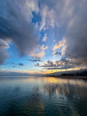 Gölde güzel bir gün batımı. Dağlar ve su. Kırgızistan
