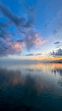 Gölde güzel bir gün batımı. Dağlar ve su. Kırgızistan