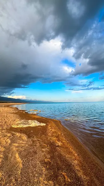 Gölde güneşli bir yaz günü. Kırgızistan, Issyk-Kul Gölü