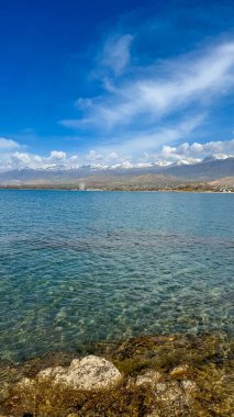 Gölde güneşli bir yaz günü. Kırgızistan, Issyk-Kul Gölü