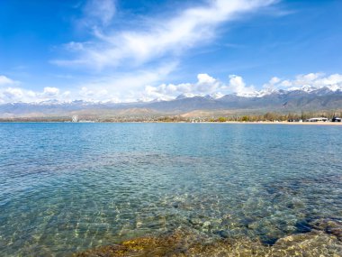 Gölde güneşli bir yaz günü. Kırgızistan, Issyk-Kul Gölü