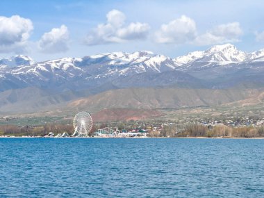 Gölde güneşli bir yaz günü. Kırgızistan, Issyk-Kul Gölü