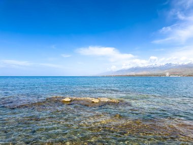 Gölde güneşli bir yaz günü. Kırgızistan, Issyk-Kul Gölü