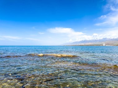 Gölde güneşli bir yaz günü. Kırgızistan, Issyk-Kul Gölü