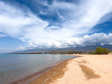 Gölde güneşli bir yaz günü. Kırgızistan, Issyk-Kul Gölü