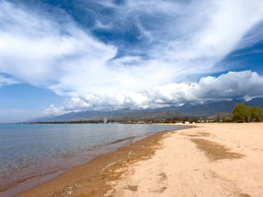 Gölde güneşli bir yaz günü. Kırgızistan, Issyk-Kul Gölü