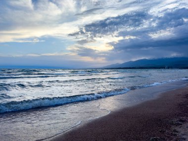 Fırtınalı denizde büyük dalgalar. Gök gürültülü bulutlar. Kırgızistan, Issyk-Kul Gölü