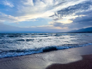 Fırtınalı denizde büyük dalgalar. Gök gürültülü bulutlar. Kırgızistan, Issyk-Kul Gölü