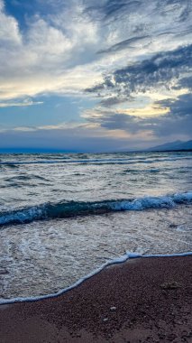 Fırtınalı denizde büyük dalgalar. Gök gürültülü bulutlar. Kırgızistan, Issyk-Kul Gölü