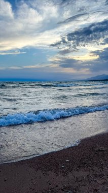 Denizin üzerinde dramatik bulutlar. Doğal manzara..