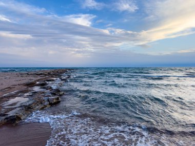 Gölde güneşli bir yaz günü. Kırgızistan, Issyk-Kul Gölü