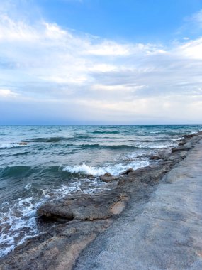 Gölde güneşli bir yaz günü. Kırgızistan, Issyk-Kul Gölü